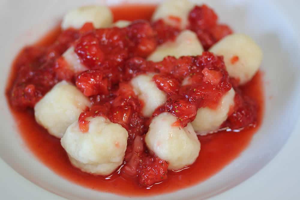 Cheese Dumplings with Mashed Strawberries
